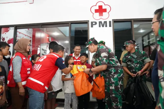 
					TNI Kerahkan Prajurit dan Peralatan Bantu Korban Kebakaran Depo Pertamina Plumpang