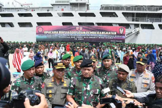 
					Panglima TNI Lepas Yonif 721/Makassau dan Yonif 623/Bhakti Wira Utama ke Operasi Pamtas RI-PNG