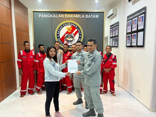 
					Hantam Ombak, Bakamla RI Serahkan Delapan ABK KLM Buana Indah kepada Keluarga