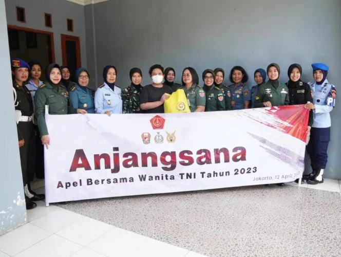 
					Anjangsana Wujud Perhatian Sesama Wanita TNI