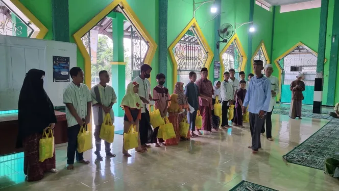 
					DKM Al Muhajirin dan Majelis Taklim RW 12 Perum TNI Pusparaya Kembali Santuni Puluhan Anak Yatim Piatu