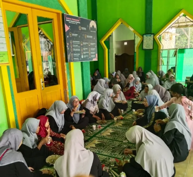 
					Warga RW 012 Perum TNI Pusparaya Gelar Pengajian dan Halal Bihalal 1 Syawal 1444 H
