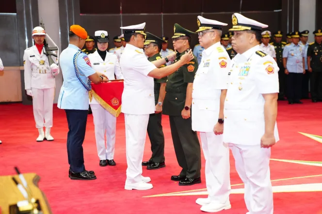 
					Panglima TNI Pimpin Sertijab Dansatkomlek TNI dan Kapusinfomar TNI
