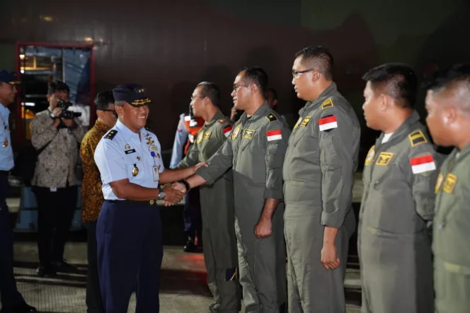 
					TNI AU Berhasil Emban Misi Kemanusiaan Dengan Membawa 14 WNI dari Myanmar