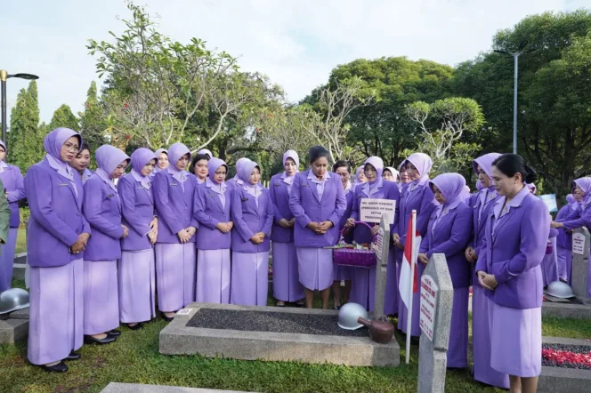 
					Sambut HUT Ke-57, Ketum IKKT PWA Ziarah di TMPNU Kalibata