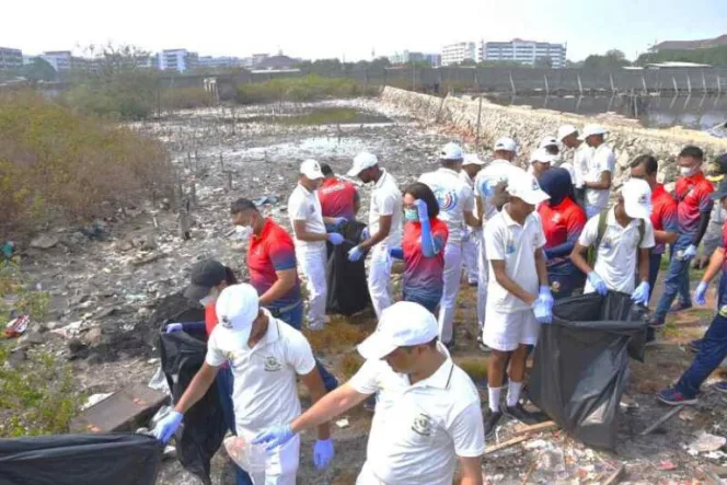 
					Bakamla RI Bersama ICGS Bersihkan Pantai Marunda