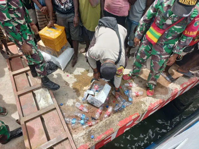 
					Sweeping Gabungan Satgas Yonif 125/SMB Berhasil Amankan Ratusan Botol Miras