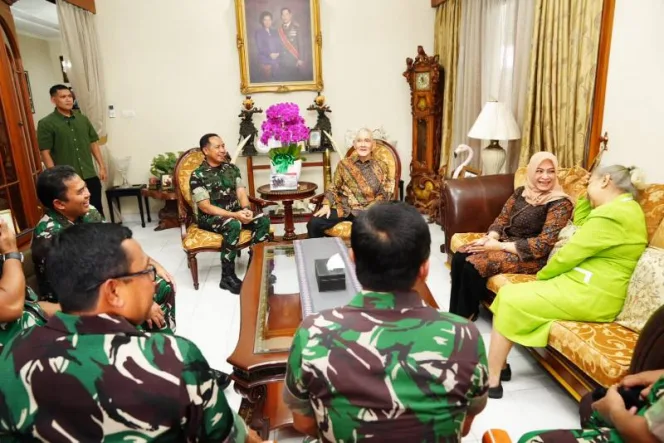 
					Jenderal TNI Agus Subiyanto Kunjungi Jenderal TNI (Purn) Try Sutrisno