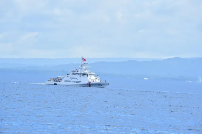 
					KN Kuda Laut-403 Bakamla RI Sailing Pass di Hari Nusantara