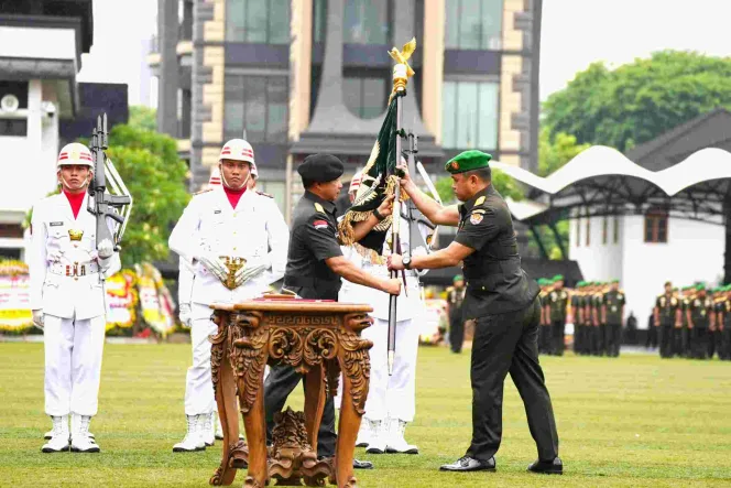 
					Jabatan Kasad Diserahkan Ke Jenderal TNI Maruli Simanjutak