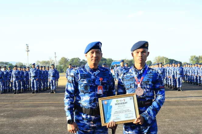 
					Danlanud Sultan Hasanuddin Berikan Penghargaan Kepada Prajuritnya