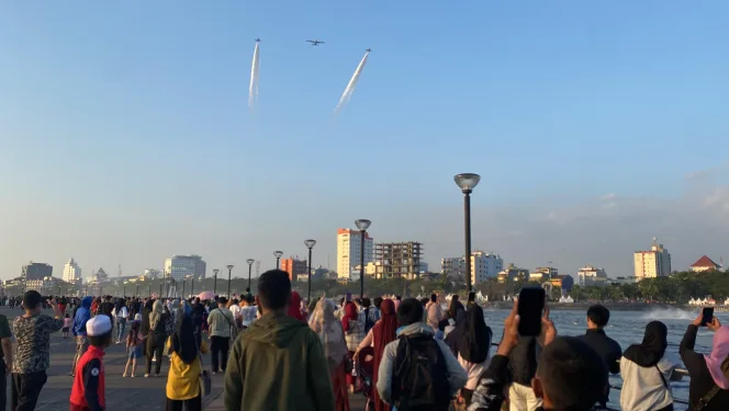 
					Jet Tempur Sukhoi SU-30 MK2, Pesawat Hercules C-130 Dan Boeing 737-200 Berhasil Memukau Ribuan Pengunjung Pada Pembukaan Makassar International Eight Festival And Forum