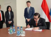 Menkumham Menandatangani Traktat Internasional