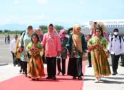 Ketua Pia Ardhya Garini Cabang 7 D/II Lanud Sultan Hasanuddin Sambut Kedatangan Ibu Negara Iriana Joko Widodo dan Ibu Wapres Wury Ma’ruf Amin 