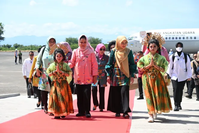 
					Ketua Pia Ardhya Garini Cabang 7 D/II Lanud Sultan Hasanuddin Sambut Kedatangan Ibu Negara Iriana Joko Widodo dan Ibu Wapres Wury Ma’ruf Amin 