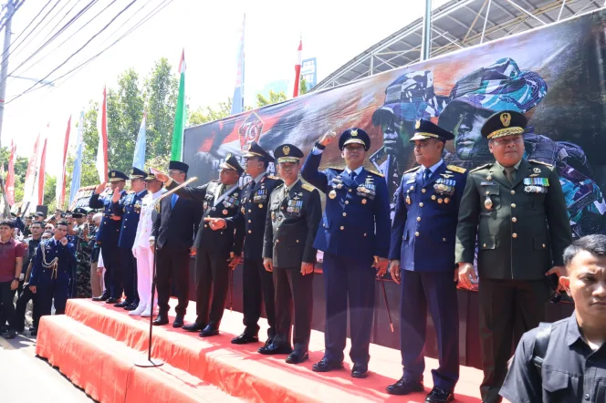 
					Danlanud Sultan Hasanuddin Didampingi Ketua PIA Ardhya Garini Hadiri Upacara HUT TNI Ke-79