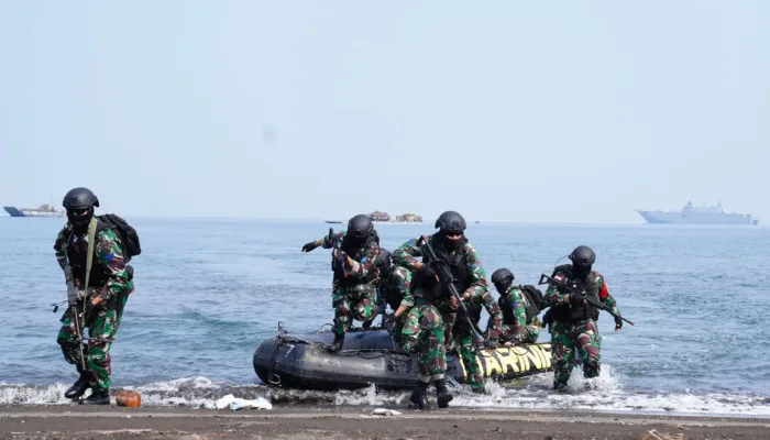 Pasukan Gabungan TNI-ADF Laksanakan Operasi Amfibi Di Pantai Banongan