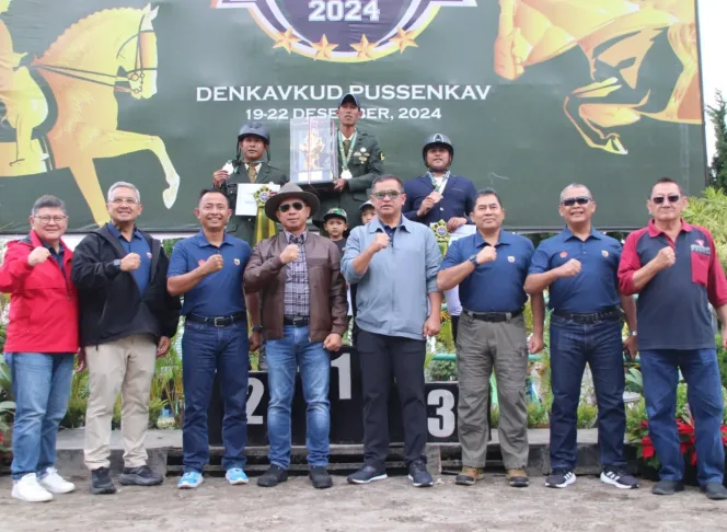 
					Panglima TNI Buka Lomba  Berkuda Piala Panglima TNI dan Bagikan Sembako di Bandung