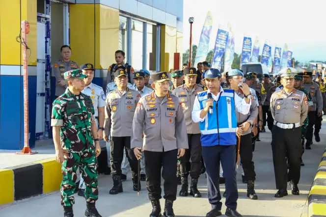 
					 Panglima TNI bersama Kapolri Tinjau Kesiapan Arus Mudik Nataru 2025 di Tol Prambanan