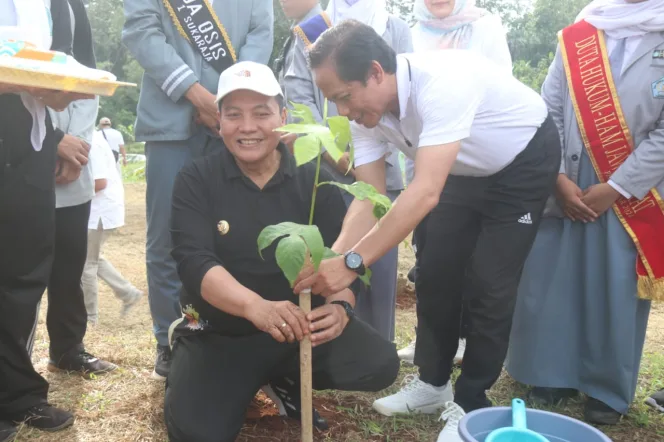 
					Pj. Bupati Bogor Bersama Menteri LH Kunjungi SMAN 1 Sukaraja