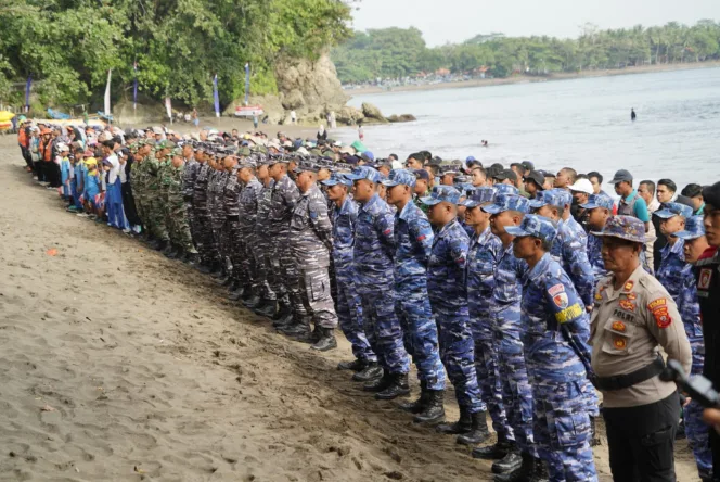 
					Panglima TNI Membuka Secara Resmi Aksi Bersih Pantai, Wujud Nyata TNI Peduli Lingkungan