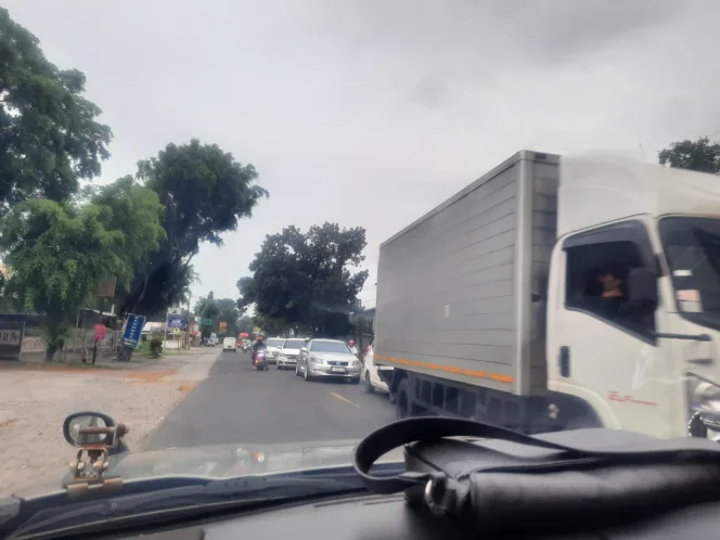 
					Kepadatan Gerbang Tol Ciperna Cirebon Kuningan