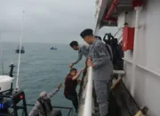 Bakamla RI Jemput 2 Nelayan Indonesia di Perbatasan Terluar Indonesia Malaysia