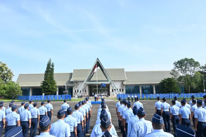 
					Kadislog Lanud Sultan Hasanuddin Pimpin Upacara Bendera Mingguan