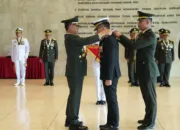 Panglima TNI Sematkan Bintang Jalasena Utama Kepada Kasal Singapura