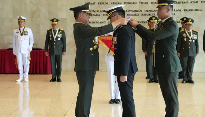 Panglima TNI Sematkan Bintang Jalasena Utama Kepada Kasal Singapura
