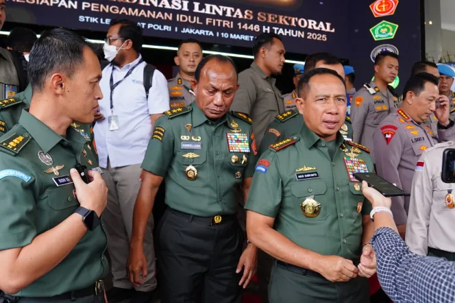 
					TNI yang  Menduduki Jabatan Sipil Harus Mundur Atau Pensiun Dini