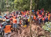 Korban Tanah Longsor Pacet Dievakuasi