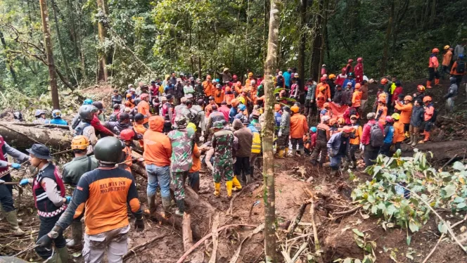 
					Korban Tanah Longsor Pacet Dievakuasi