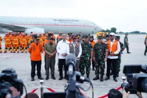 Pesawat Hercules C-130  Dari Skadron Udara 33 Angkut Bantuan Kemanusiaan Ke Myanmar