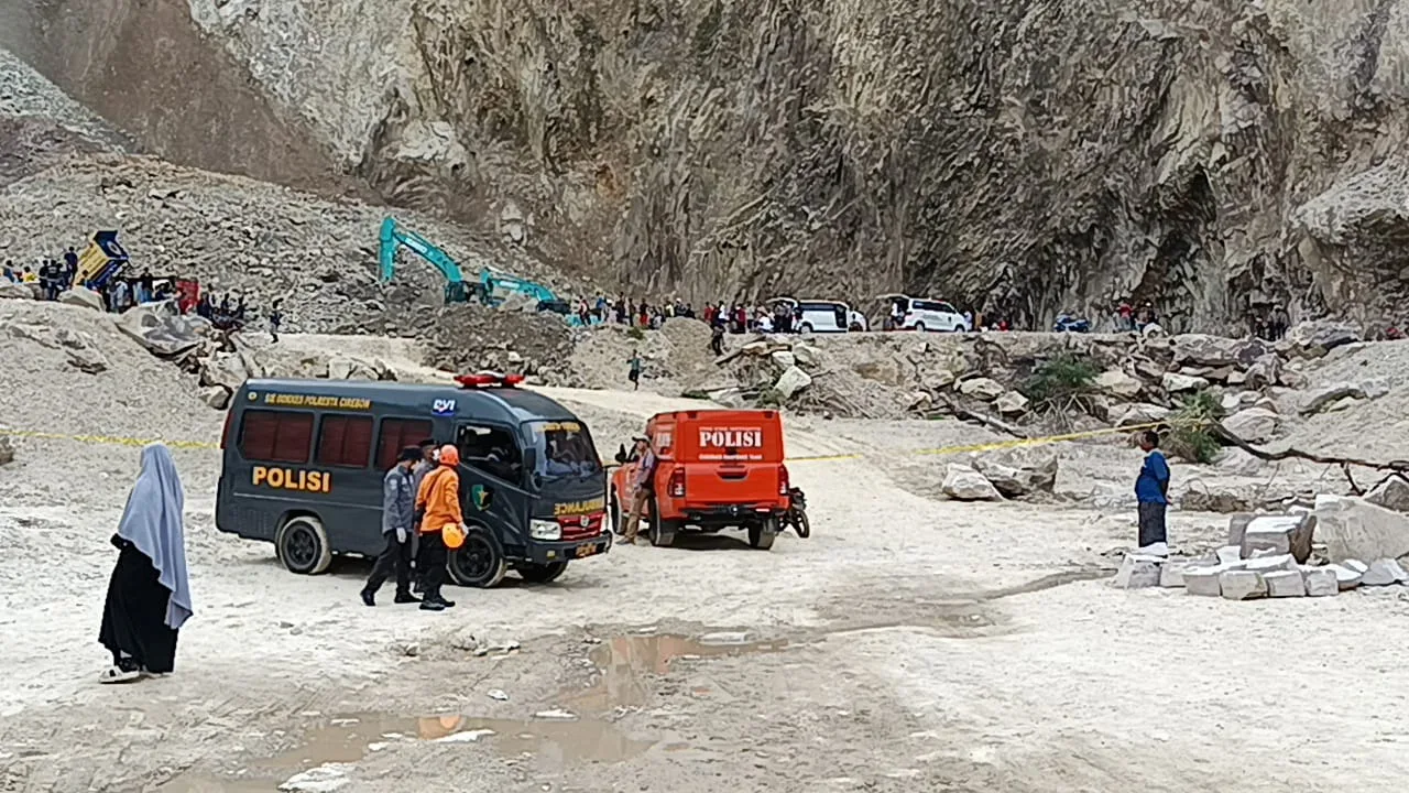 Longsor Tambang Batu Alam di Gunung Kuda Cirebon,