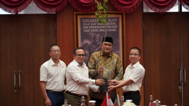 
					Wuling Motors Serahkan 1.000 Bibit Trembesi ke Bupati Bogor