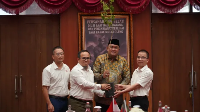 Wuling Motors Serahkan 1.000 Bibit Trembesi ke Bupati Bogor