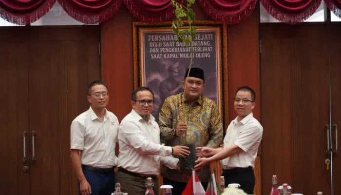 Wuling Motors Serahkan 1.000 Bibit Trembesi ke Bupati Bogor