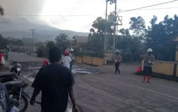 Gunung Lewotobi Meletus