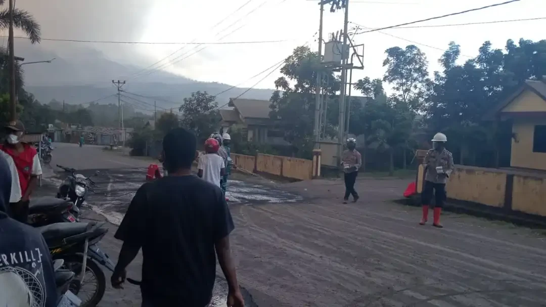 Gunung Lewotobi Meletus