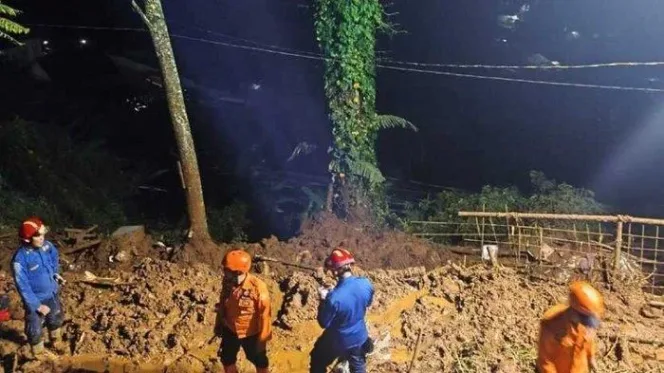 
					Longsor di Puncak Bogor Tewaskan 3 Orang, Korban Lain Masih Dicari