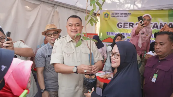 Rudy Susmanto Bagikan Bibit Pohon Gratis di Cileungsi untuk Penghijauan