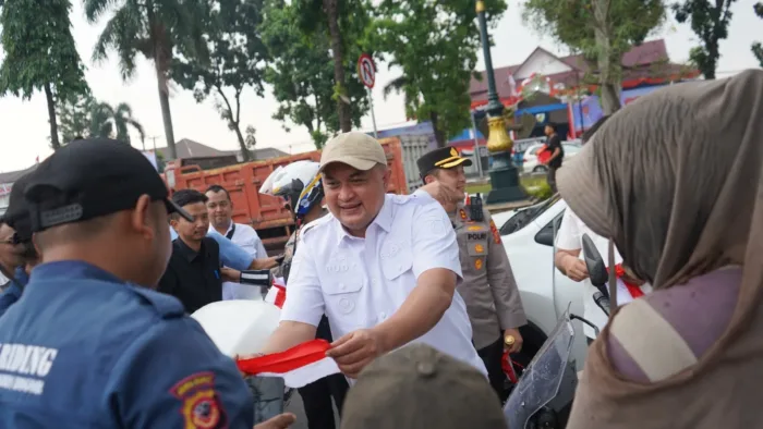 Bupati Bogor Bagikan Bendera Merah Putih Sambut HUT RI ke-80