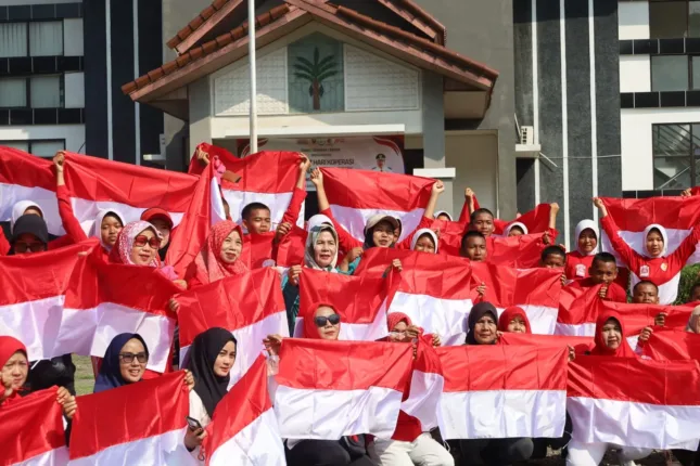Bupati Bogor Gerakkan Pembagian Bendera Merah Putih Serentak