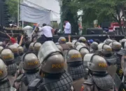 Ricuh Demo 50 Ribu Warga, Bupati Pati Sudewo Dilempari Sandal