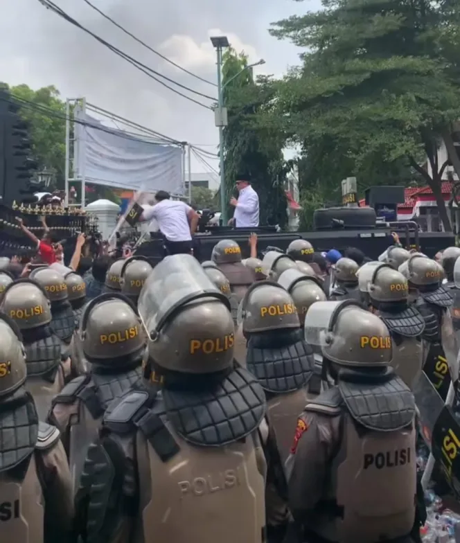 Ricuh Demo 50 Ribu Warga, Bupati Pati Sudewo Dilempari Sandal