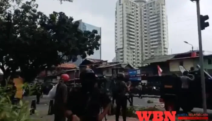 Demo Hari Ini Ricuh di DPR, Massa Lempar Molotov hingga Batu ke Rel KRL