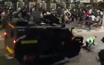 Rantis Brimob tabrak driver ojol saat demo