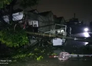 Perumahan Puspa Raya Bojong Baru Gelap Gulita Akibat Tiang Listrik PLN Roboh Diterjang Hujan Badai