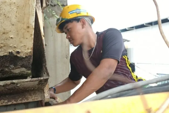 Roihan Anak Buruh Warung Bakso Lolos Kuliah Unesa Lewat Jalur Emas